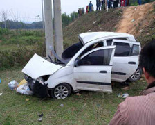 Nghi vấn cán bộ công an tử vong trong ôtô 4 chỗ nát bét