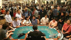 Hàng trăm quý bà Việt rủ nhau sang Campuchia đánh bạc mỗi ngày