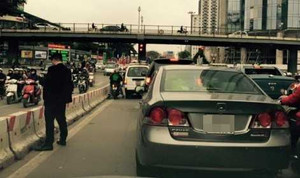 Thản nhiên đi vệ sinh giữa phố Hà Nội: 'Người bình thường ai lại làm vậy'