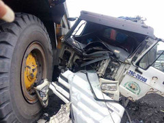 Xe ben bị 'vò nát' bên hông siêu tải mỏ Komatsu