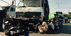 Xe tải 'nuốt chửng' hàng loạt xe máy, nhiều người bị cuốn vào gầm