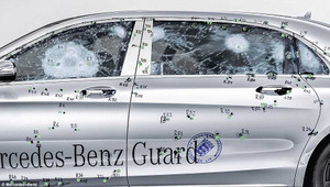 Vết đạn lỗ chỗ trên siêu xe bọc thép Mercedes-Maybach S600 Guard