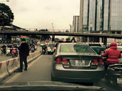 'Quý ông' thản nhiên đi vệ sinh giữa ngã tư Thủ đô là ai?