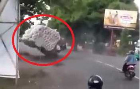 Clip: Xe tải chất hàng cao ngất ‘ngã chổng vó’ trên phố