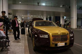 Dạo phố Hà thành, Rolls Royce Ghost mạ vàng gây sốt