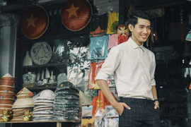 Quang Đăng khoe vẻ điển trai trên phố cổ Hà Nội