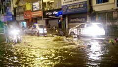 Nước phun lên từ 'lòng đất', đường phố Hà Nội hoá sông
