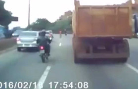 Kiểu đi bộ sang đường gây họa cho người khác