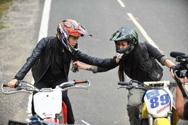 Video Trương Ngọc Ánh vừa lái xe phân khối lớn vừa đấu súng