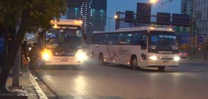 Xe chở công nhân Samsung làm loạn trên đường Hà Nội