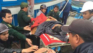 Vượt biển động, đưa công nhân xuất huyết não vào bờ