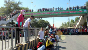 Hàng ngàn công nhân tràn ra đường, quốc lộ 1K tắc nghẽn