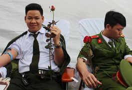 Chiến sĩ công an hào hứng hiến máu hưởng ứng tháng thanh niên