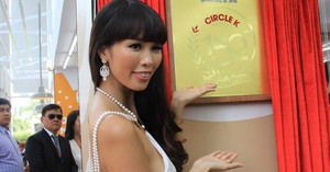 Hà Anh khoe triệt để đường cong với đầm ôm sát