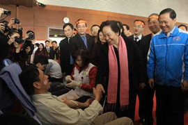 Phó chủ tịch nước động viên người hiến máu