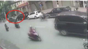 Clip: 'Ôtô điên' húc văng 2 người đi xe máy ở Hà Nội