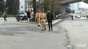 Bi hài chuyện người đi bộ kiên quyết không nộp tiền khi bị xử phạt