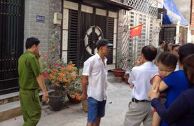 Bàng hoàng thấy bố cầm dao, mẹ nằm trên vũng máu