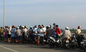 Cảnh sát áp sát, ngăn người phụ nữ định nhảy cầu tự tử