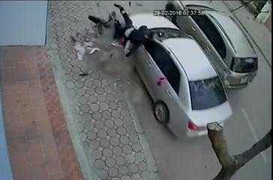 Clip: Cận cảnh Camry ‘điên’ tông trực diện, hất 3 người lên không trung