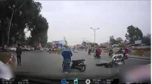 Video: Nam thanh niên lao thẳng xe vào cảnh sát cơ động rồi bỏ chạy