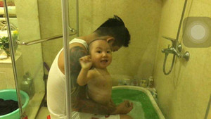 Tuấn Hưng khoe ảnh khéo léo tắm cho con trai