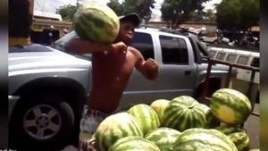 Clip: Anh chàng đỡ dưa hấu theo kiểu không tin nổi