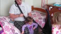Clip: Cười vỡ bụng clip bố buộc tóc cho con gái