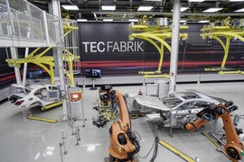 Mercedes-Benz 'sa thải' bớt robot trong dây chuyền sản xuất