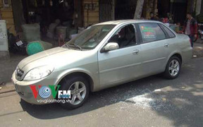 Tài xế mất tích bí ẩn bỏ lại chiếc xe đầy máu trên vô lăng