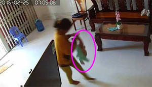 Rùng mình video giúp việc túm chân, dốc ngược đầu bé trai quay tròn ở Bình Thuận