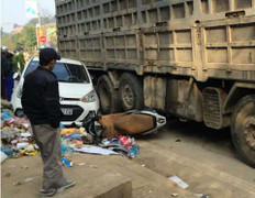 Nhường đường cho xe xin vượt, xe tải gây tai nạn liên hoàn