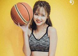 Nữ sinh trường Báo gợi cảm trong trang phục thể thao