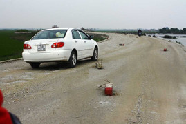 Hàng chục cọc tiêu trơ sắt ngổn ngang, 'giăng bẫy' người đi đường