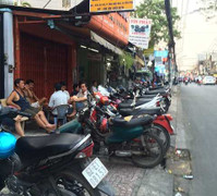 Sau chỉ đạo của Bí thư Đinh La Thăng, vỉa hè vẫn bị 'cướp' trắng trợn