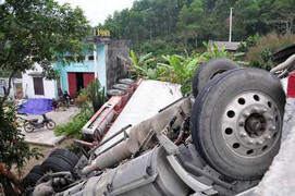 Container lao xuống vực nát bét, tài xế thoát chết kỳ diệu