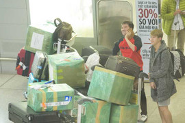 Mr Đàm khệ nệ cả 'núi' hành lý từ Mỹ về