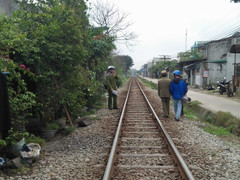 Băng qua đường sắt, cụ bà bị tàu hoả kéo lê 20 mét chết thảm