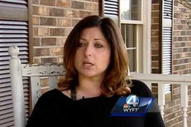 Bị phát tán ảnh nude, cô giáo phải nghỉ việc