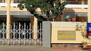 Hiệu trưởng gửi đơn kiến nghị kỷ luật cán bộ tham mưu