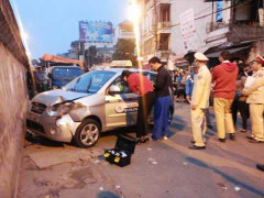 Taxi 'điên' đâm 2 bà cháu: Vì sao bảo vệ bãi gửi xe có chìa khoá taxi?