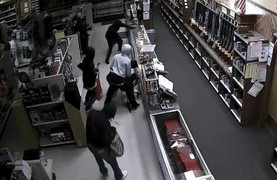 Clip: Băng trộm lao vào cửa hàng, ‘vơ vét’ 50 khẩu súng trong 3 phút
