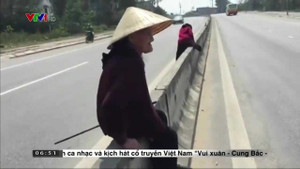 'Đứng tim’ cảnh 3 cụ bà trèo dải phân cách, băng ngang Quốc lộ