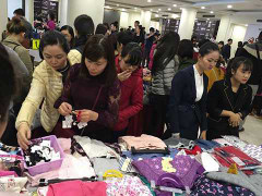 Quà tặng 8/3: Giới trẻ Hà thành đổ xô săn hàng hiệu siêu giảm giá