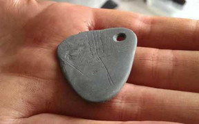 Giải mã bí ẩn mật mã trên mặt dây chuyền 11.000 năm tuổi