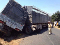 Kinh hoàng hai xe tải đối đầu, tài xế chết kẹt trong cabin