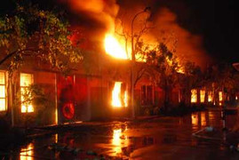 Cháy lớn ở Hà Nội, cả gia đình nhảy lầu thoát thân