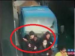 Clip: Cố vượt xe buýt, xe tải cán liền lúc 6 người