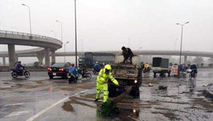 Cảm động CSGT xúc cát phủ lên lớp dầu loang trên phố thủ đô