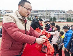 Trường học Trung Quốc trao thưởng học sinh giỏi bằng thịt lợn